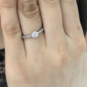 【ラザール ダイヤモンド(LAZARE DIAMOND)の口コミ】 サイドにもダイヤモンドがあしらわれていて、ゴージャスなデザインです。…