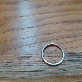 【ラザール ダイヤモンド(LAZARE DIAMOND)の口コミ】 シンプルなデザインと、内側のピンクゴールドの光沢が気に入りました。
特…