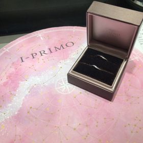 【アイプリモ(I-PRIMO)の口コミ】 ウェーブきらきらなデザインに一目惚れしました。
ペアセットリングではな…