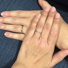 【銀座ダイヤモンドシライシの口コミ】 決め手はデザインです。軽くウェーブが入っていて幅が厚めなので僕の指に…