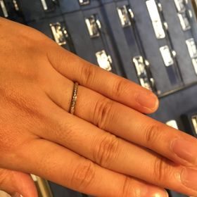 【ROYAL ASSCHER(ロイヤル・アッシャー)の口コミ】 初めはプラチナの一択でしたが、こちらをつけてみて肌馴染みの良さからゴ…