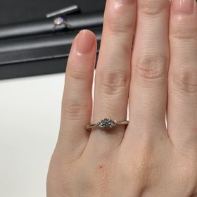 【ラザール ダイヤモンド(LAZARE DIAMOND)の口コミ】 両脇のメレダイヤモンドが、センターダイヤモンドを大きく、際立たせるデ…