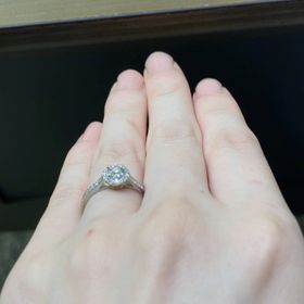 【ラザール ダイヤモンド(LAZARE DIAMOND)の口コミ】 メレダイヤがセンターダイヤを囲んだデザインで、誰がみてもインパクトの…