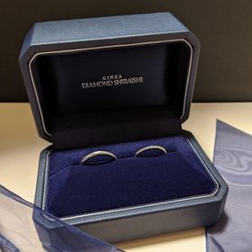 【銀座ダイヤモンドシライシの口コミ】 見た目と価格で決めました。
着けてみてしっくりきた事と、冠婚葬祭時に輝…