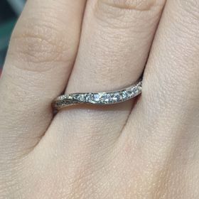 【ラザール ダイヤモンド(LAZARE DIAMOND)の口コミ】 どの角度から見てもダイヤモンドが見え、キラキラと光るのでとても豪華だ…