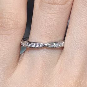 【ラザール ダイヤモンド(LAZARE DIAMOND)の口コミ】 真ん中がくびれているので、指が長く見えて良いなと思いました。
比較的細…