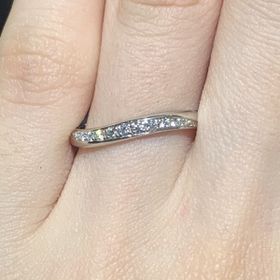 【ラザール ダイヤモンド(LAZARE DIAMOND)の口コミ】 ハーフエタニティの物だと中指と小指にダイヤモンドが当たってしまうこと…