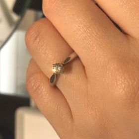 【GALA JEWELRY(ガラジュエリー)の口コミ】 色々なリングを試着していく中で、このリングが一番シンプルなデザインで…