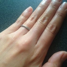 【4℃ BRIDAL(ヨンドシーブライダル)の口コミ】 彼は元々アクセサリーを普段からつけない方だったので、シンプルかつ細い…