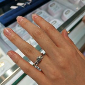 【BIJOUPIKO(ビジュピコ)の口コミ】 婚約指輪は一粒ダイヤから斜めにメレダイヤが埋め込まれています。まっす…