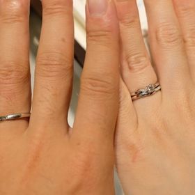 【俄(にわか)の口コミ】 指が太くて短いので、指輪をつけた時に指が長く綺麗に見てるデザインを探…