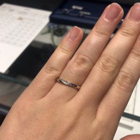 【銀座ダイヤモンドシライシの口コミ】 一番の決め手は、婚約指輪であるセントグレアと相性が良いことです。元々…