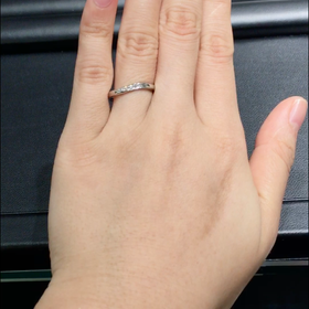 【ラザール ダイヤモンド(LAZARE DIAMOND)の口コミ】 プラチナ、ウェーブ型、細身、ダイヤモンド付きのものをリクエストさせて…