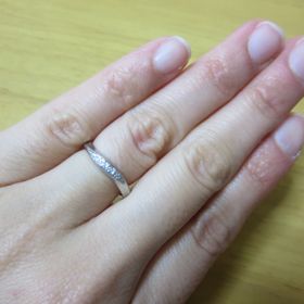 【Something Blue(サムシングブルー)の口コミ】 シンプルで、長く着けられる、飽きのこないデザインを探し求めておりまし…