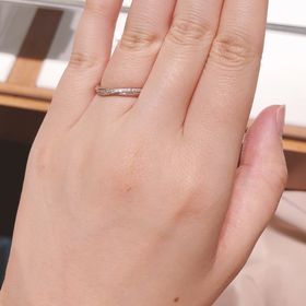 【銀座ダイヤモンドシライシの口コミ】 Vラインやウェーブタイプの指輪のタイプが希望でしたが特にこのデザインと…