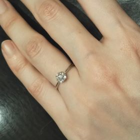 【ケイウノ ブライダル(K.UNO BRIDAL)の口コミ】 側面から見たデザインが王冠のようになっており個性的で可愛らしい印象の…