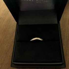 【ラザール ダイヤモンド(LAZARE DIAMOND)の口コミ】 もともとゴツくない、シンプルな指輪を探していました。ストレートタイプ…