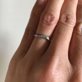 【アイプリモ(I-PRIMO)の口コミ】 波打つような形が特にすきで試着させてもらいました。
派手じゃなくて指を…