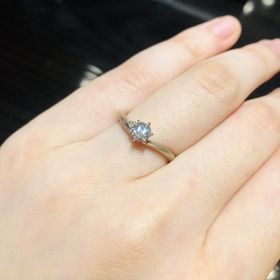 【ケイウノ ブライダル(K.UNO BRIDAL)の口コミ】 婚約指輪の平均より少し大きいサイズのダイヤがキラキラと目立っていまし…