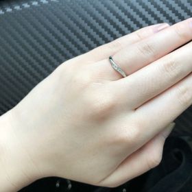 【アイプリモ(I-PRIMO)の口コミ】 デザインがとてもよく、一目惚れでした。細身で少しの石が載っているタイ…