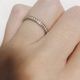 【ROYAL ASSCHER(ロイヤル・アッシャー)の口コミ】 デザインはずっと欲しかったエタニティリングで、結婚指輪と重ねて普段か…