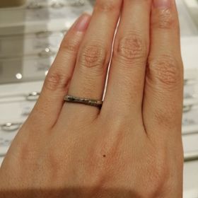 【festaria bijou SOPHIA(フェスタリア ビジュソフィア)の口コミ】 “メレダイヤが埋め込まれている指輪”
“指輪の正面にメ…