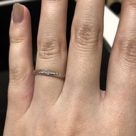 【ラザール ダイヤモンド(LAZARE DIAMOND)の口コミ】 指輪のデザインはストレートだけどダイヤが斜めに入っていて指が細く見え…