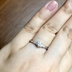 【アイプリモ(I-PRIMO)の口コミ】 センターダイヤの両脇にダイヤモンドが2石ずつ入っているタイプを婚約指輪…