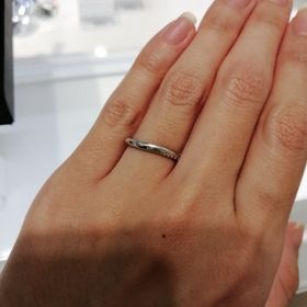 【4℃ BRIDAL(ヨンドシーブライダル)の口コミ】 リングの上側と下側に、流れるようにメレダイヤが埋め込まれています。
リ…
