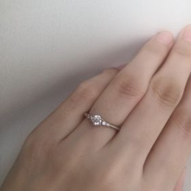 【アイプリモ(I-PRIMO)の口コミ】 質とデザイン性で選びました。まずダイヤの質が良く、光を受けたときの輝…