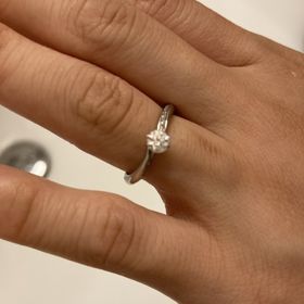 【4℃ BRIDAL(ヨンドシーブライダル)の口コミ】 指が綺麗に見えるようなデザインを探していました。ストレートではなく、…