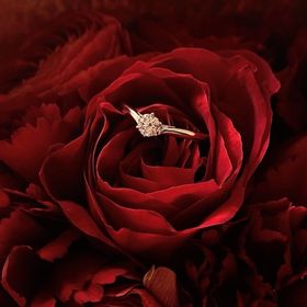 【銀座ダイヤモンドシライシの口コミ】 プロポーズは先にしていただいており、「婚約指輪は好きなの選んでね」と…