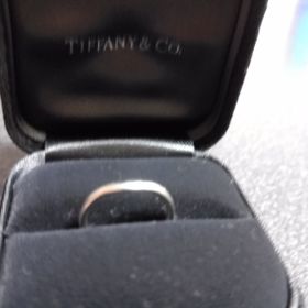 【ティファニー(Tiffany & Co.)の口コミ】 婚約指輪を一緒に着けた時にセットリングに見える形が気に入り、私も主人…