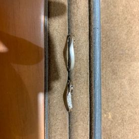 【アンジェリックフォセッテ(Angelique Fossette)の口コミ】 沢山ある種類から緩やかな部位を選びました。
婚約指輪とセットでつけれる…