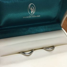 【銀座ダイヤモンドシライシの口コミ】 2件のうちで迷いましたが、2人とも指が短く太かったのでシンプルなデザイ…