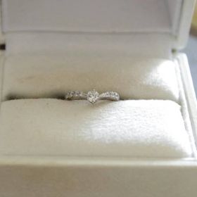 【工房　茶ぼうの口コミ】 婚約指輪はゆるいＶラインにつけた時指が長く見える事と、手の甲側からダ…