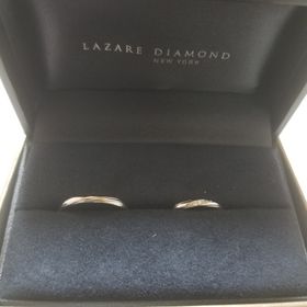 【ラザール ダイヤモンド(LAZARE DIAMOND)の口コミ】 おそろいのラインが入っていてペア感があり女性の方はキラキラしたダイア…