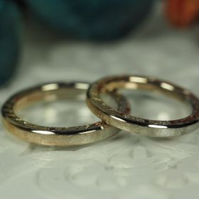 【AUROA(アウロア)の口コミ】 指輪の側面に彫っていただいた月桂樹の葉の模様は何度も打ち合わせてデザ…