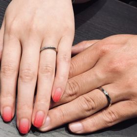 【ラザール ダイヤモンド(LAZARE DIAMOND)の口コミ】 ベルヴェデーレという指輪にしました。
実際に試着してみて、サイズやデザ…