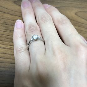 【銀座ダイヤモンドシライシの口コミ】 指輪の知識がない中で丁寧な接客で種類やグレードの説明を一からしていた…