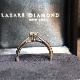 【ラザール ダイヤモンド(LAZARE DIAMOND)の口コミ】 1粒ダイヤのシンプルで上品なデザインです。
横から見た時に立体的で高さ…