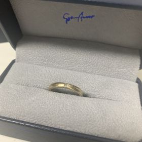 【Sirena Azzurro(セイレーン アズーロ)】の口コミ 普段つける時計に合わせて、ゴールドに絞って指輪を選びました。中央に一粒...