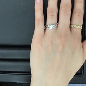 【ラザール ダイヤモンド(LAZARE DIAMOND)の口コミ】 他の店舗でも同じようなデザインを試着しましたが
緩やかなV字を試着しま…