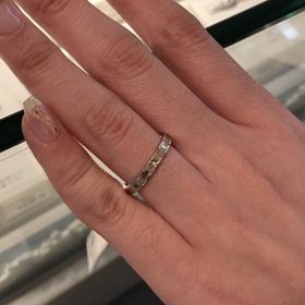 【MIKIMOTO(ミキモト)の口コミ】 真ん中のラインがゴールドになっているデザインを試着しました。
人と被ら…