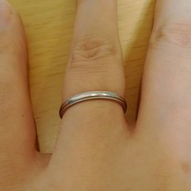 【サマンサシルヴァブライダルの口コミ】 結婚指輪を探していると、特に女性用は華奢なデザインでウェーブしている…
