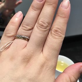 【銀座ダイヤモンドシライシの口コミ】 ツイストデザインがとってもかわいいです。ダイヤモンドもたくさん散りば…