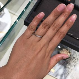 【ete(エテ)の口コミ】 ウェーブタイプのリングにダイヤが4粒ほど埋め込まれています。リングの幅…