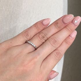 【festaria bijou SOPHIA(フェスタリア ビジュソフィア)の口コミ】 ５石タイプの指輪です。ダイヤ１つ１つが大きく、プラチナ部分が細い為、…