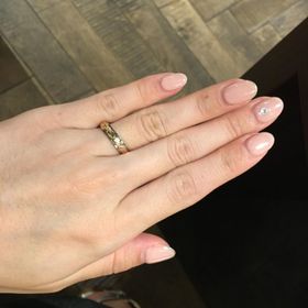 【Weliana(ウェリアナ)】の口コミ プラチナとイエローゴールドを組み合わせた指輪となります。
柄はスクロー...