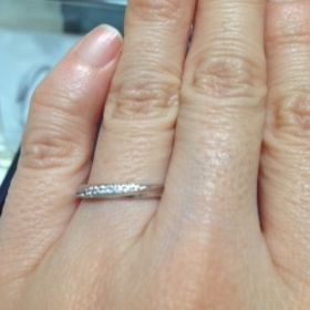 【EmbrasseR purest(アンブラッセピュアレスト)の口コミ】 ストレートにダイヤモンドがナナメのラインで入っています。メレダイヤの…